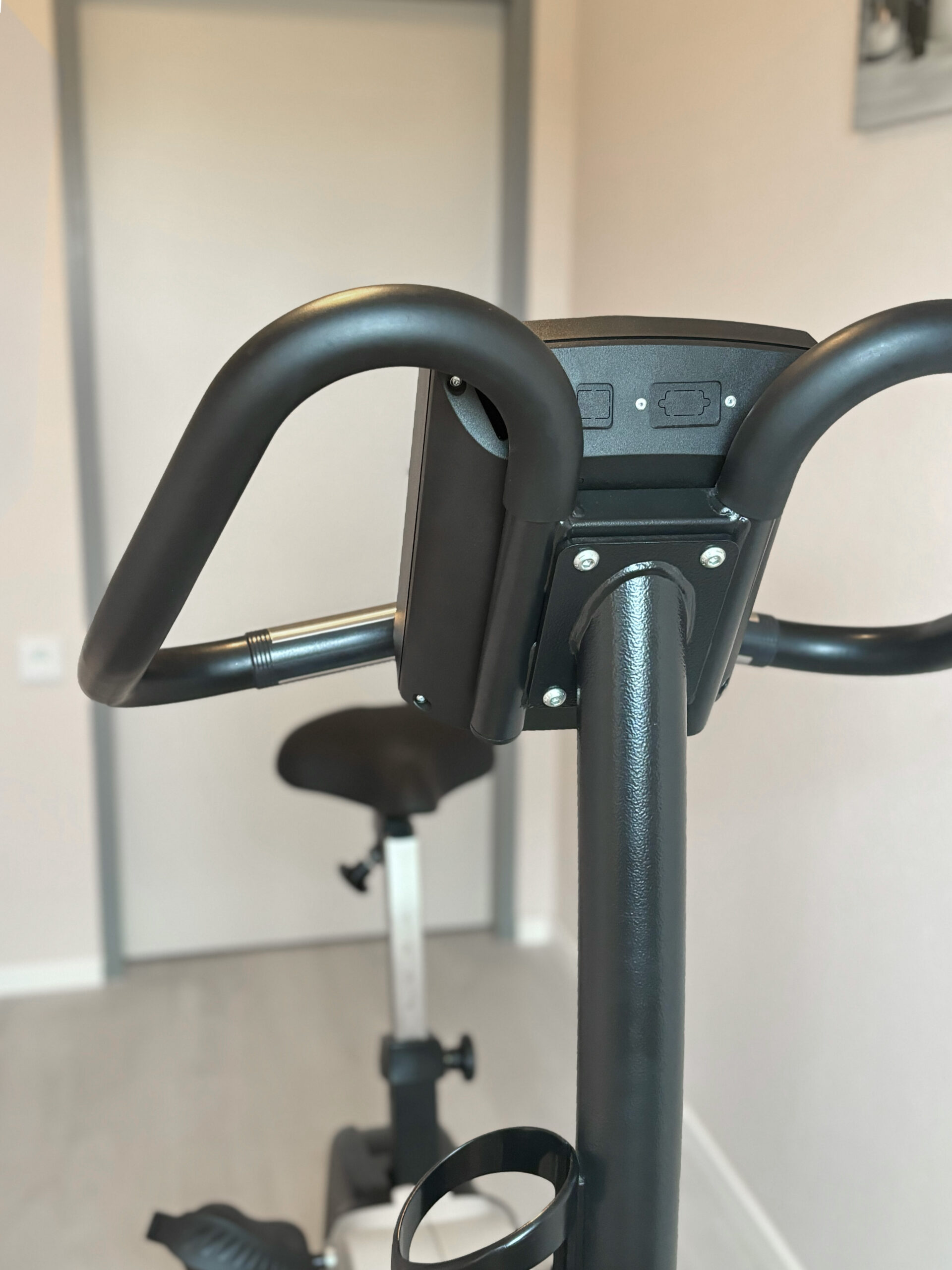 Eine Nahaufnahme von einem Ergometer in den Räumen von Physio Ganster